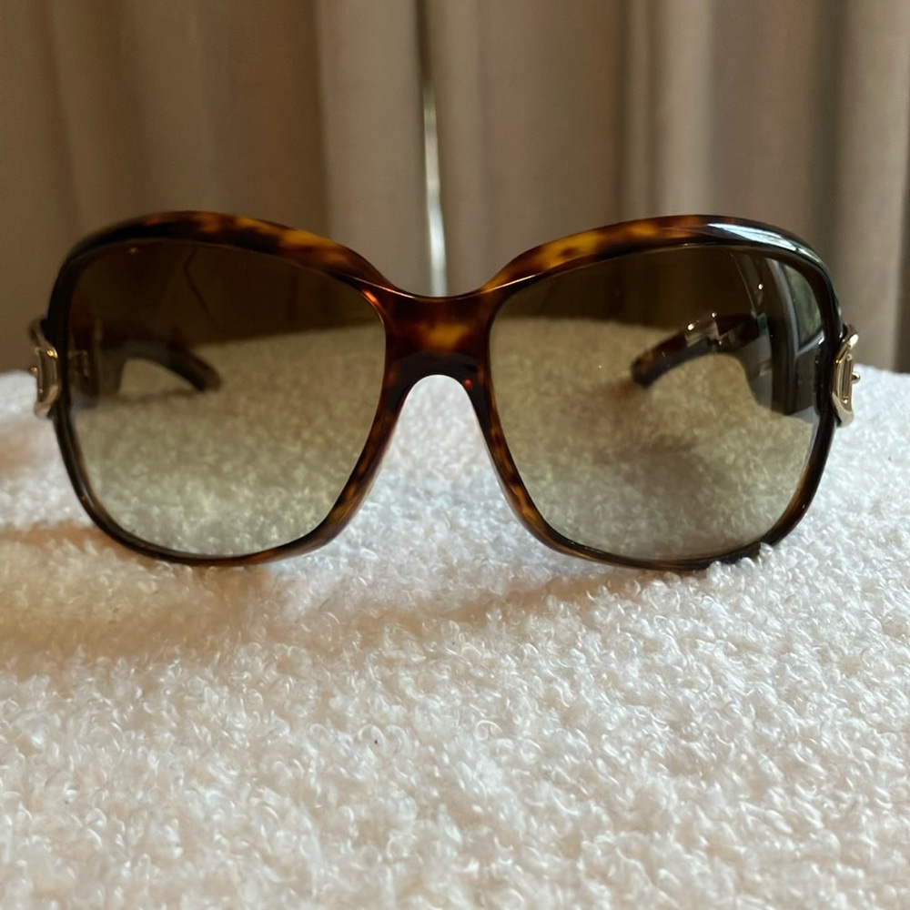 Gucci Brown Sunglasses with Tortoiseshell Pattern gg 2591/s